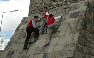 Erzurum'da tarihi mezarlık çöplüğe döndü