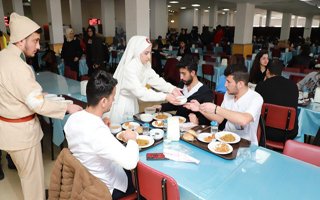 Üniversitesi yemekhanesinde asker menüsü...