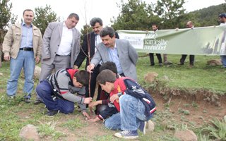 Vefa Derneği fidan dikti, pankart açmayı unutmadı!