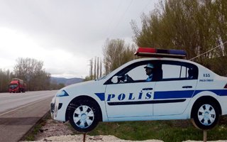 Polisin maketi bile yetti!