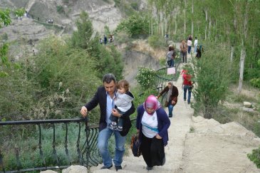 Tortum şelalesine ziyaretçi akını