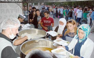 Palandöken binlerce kişiye iftar açtırıyor