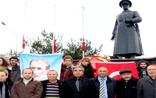 CHP İl Yönetim Atatürk anıtına çelenk koydu