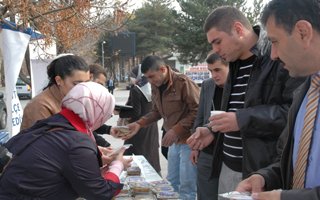 Yakutiye Kent Konseyi aşure dağıttı