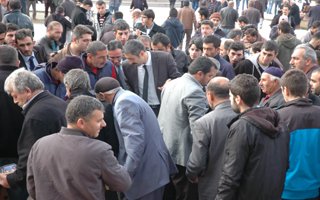 Erzurum'da cami önünde aşure izhidamı