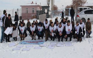 Hasta mahkumlar için karda oturma eylemi