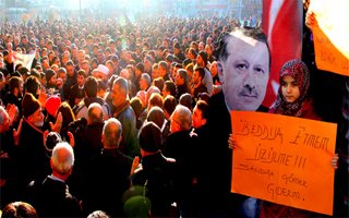 Dadaşlar Erdoğan'a dua etmek için toplandı