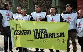 Erzurum'da kışla önünde yargı eylemi