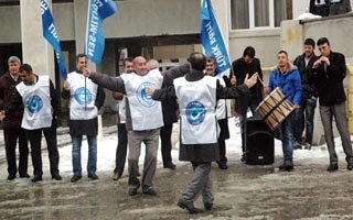 Kar altında davul-zurnalı protesto