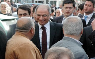 Bakan Efkan Ala vatandaşa gül dağıttı