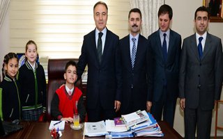 Koltuğa oturan küçük Vali talimat yağdırdı
