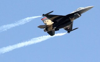Solo Türk jetleri Erzurum'da nefes kesti