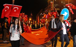 Erzurum'daki CHP'liler meşaleyle yürüdü