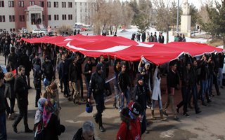 Üniversite'de birlik-beraberlik yürüyüşü