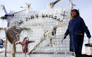 Mültecilerin Dramı Öküz Kafatası İle Buza Yansıtıldı