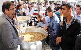 Palandöken Belediyesi vatandaşlara aşure dağıttı