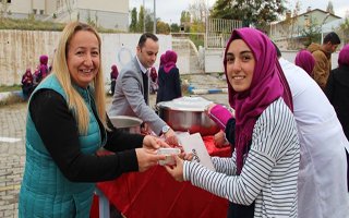 Öğretmenler öğrencilerine Aşure yaptılar