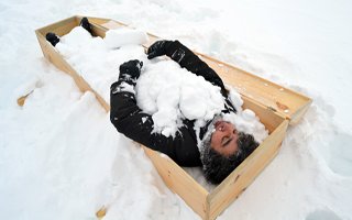 Teröre tepki için kar üzerinde tabuta girdi