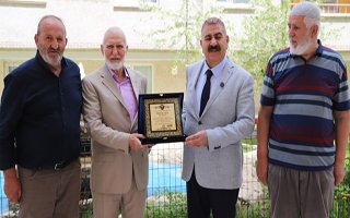 Başkan Sunar, temiz siteyi plaketle ödüllendirdi... 