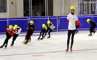 Hız tutkunları Erzurum'da buzda yarışıyor