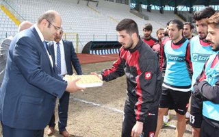 Belediyespor'lu oyunculara tatlı jesti