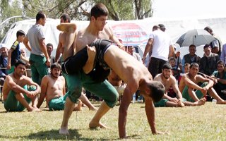 Güreşçiler Pasinler'de meydana çıktı