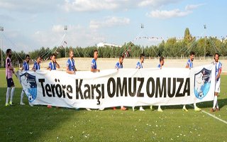 Mavi Beyazlı futbolculardan pankartlı mesaj