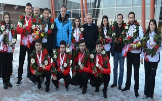 Curling milli takımına coşkulu karşılama 