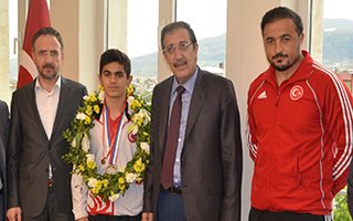 Bulutlar, millî güreşçiyi altınla ödüllendirdi...