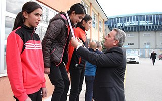 Krosta şampiyon Spor Lisesi ve Karayazı oldu