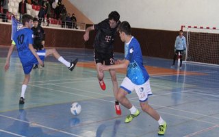 Liseli gençlerin futsal heyecanı