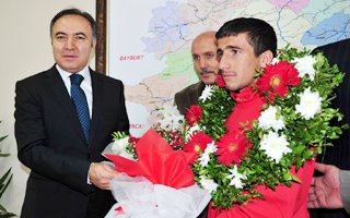 Vali'den Dünya Şampiyonunun Altın