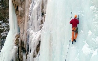 Milli dağcılar buz tutan şelaleye tırmandı