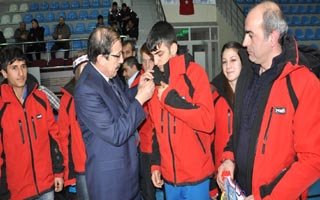 Bulutlar'dan başarılı sporculara altın