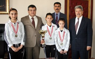 Birinci olan öğrencilere Kaymakam'dan ödül