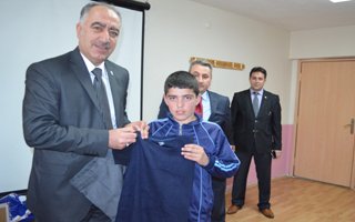 Sporcu Eğitim Merkezi sporcuları giydirildi