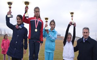 Erzurumlu genç atletler okulları için koştu