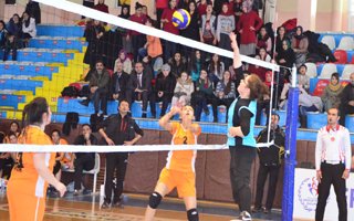 Voleybol bayanlarda şampiyon Anadolu lisesi