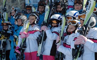 Büyükşehir çocuklara kayak öğretiyor