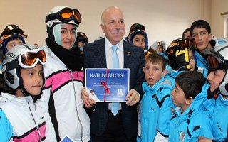 Büyükşehir'in kayakçıları sertifika aldı