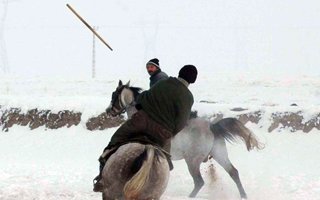 Kar Üzerinde Cirit Oynadılar