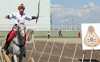 Atlı Okçulardan Nefesleri Kesen Gösteri