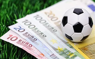 Futbolcular oynuyor menajerler para kazanıyor