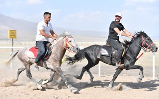 Yakutiye’de rahvan at yarışları keyfi yaşandı