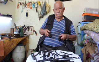 Oltu taşını 72 yıldır ilmek ilmek işliyor