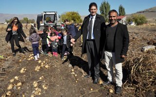 Başkanı Oral öğrencilerle patates hasadına katıldı