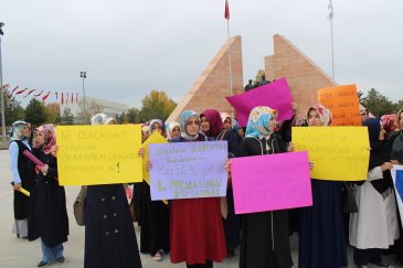 İlahiyat öğrencilerinden pankartlı eylem