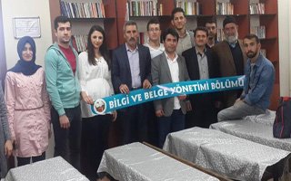 Bilgi Kulübü Okullara Kütüphane Kuruyor