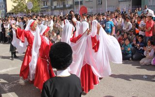 Erzurum'da ilk ders zili şenliklerle çaldı