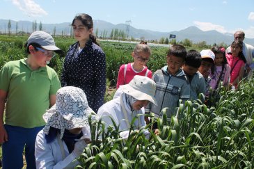 İlkokul çocuklarına tarım eğitimi verildi